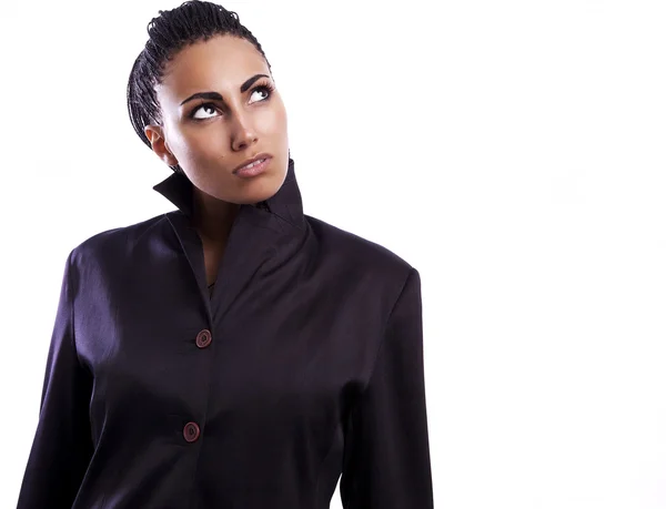 セクシーなファッショナブルなムラート女性のジャケット。スタジオ写真 - 分離 — ストック写真