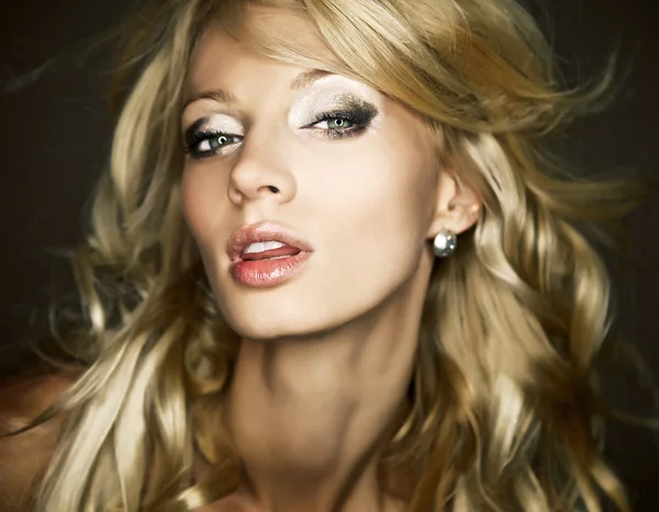 Úžasný portrét krásná mladá blondýna. Foto studio Close-up tvář — Stock fotografie