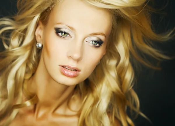 Geweldig portret van mooie jonge blonde vrouw. Close-up gezicht studio foto — Stockfoto