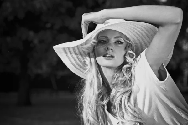 Portréja egy gyönyörű modell, a fehér retro kalapot. utcai divat fotó. — Stock Fotó