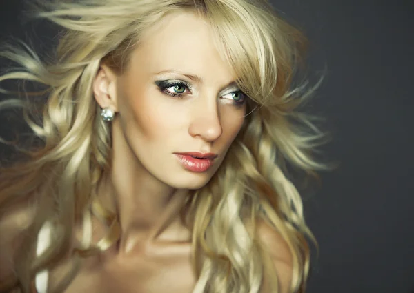 Geweldig portret van mooie jonge blonde vrouw. Close-up gezicht studio foto — Stockfoto
