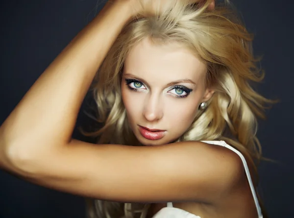 Niesamowity portret pięknej młodej blond kobieta. Fotografia studio szczegół twarz — Zdjęcie stockowe
