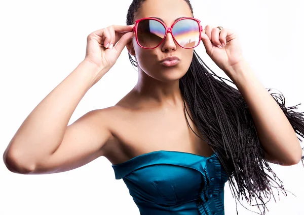 美しいファッションの混血女白い背景の上にサングラスを着用. — ストック写真