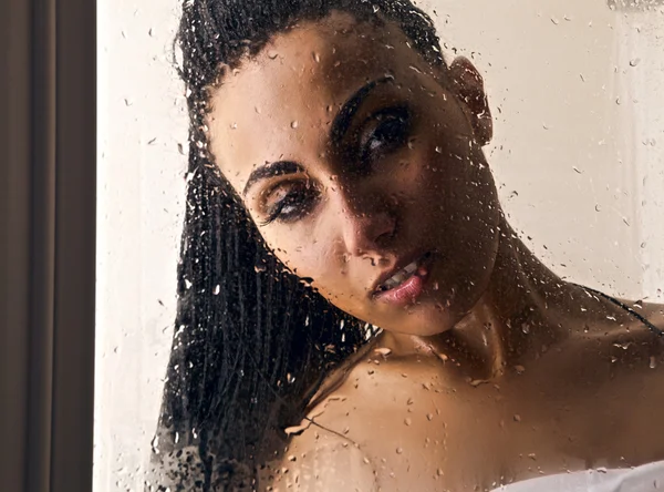 水の下でセクシーな混血の女性の肖像画. — ストック写真