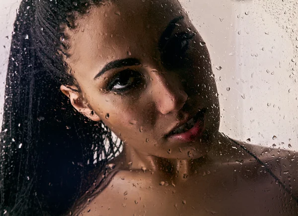 Portret van een vrouw sexy mulat onder water. — Stockfoto