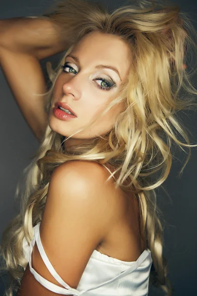 아름 다운 젊은 금발 여자의 놀라운 초상화입니다. 얼굴 클로즈업 스튜디오 사진 — 스톡 사진