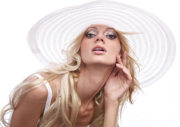 흰색 위에 절연-모자를 착용 하는 아름 다운 금발 여자. — 스톡 사진