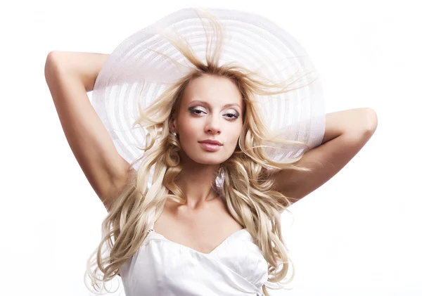 Όμορφη ξανθιά γυναίκα που φοράει ένα καπέλο - απομονωθεί σε λευκό. — Φωτογραφία Αρχείου