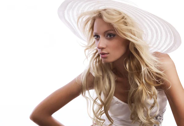 Όμορφη ξανθιά γυναίκα που φοράει ένα καπέλο - απομονωθεί σε λευκό. — Φωτογραφία Αρχείου