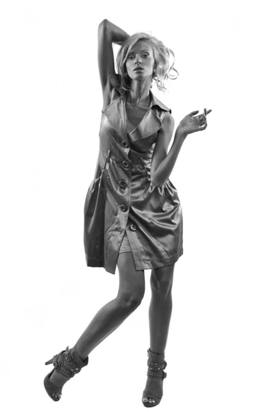 Fiatal szőke nő visel divatos ruha — Stock Fotó