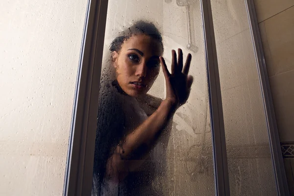 水の下でセクシーな混血の女性の肖像画. — ストック写真