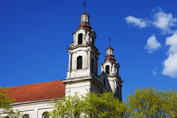 Tornen i en gammal katolsk kyrka i att nå till himlen — Stockfoto