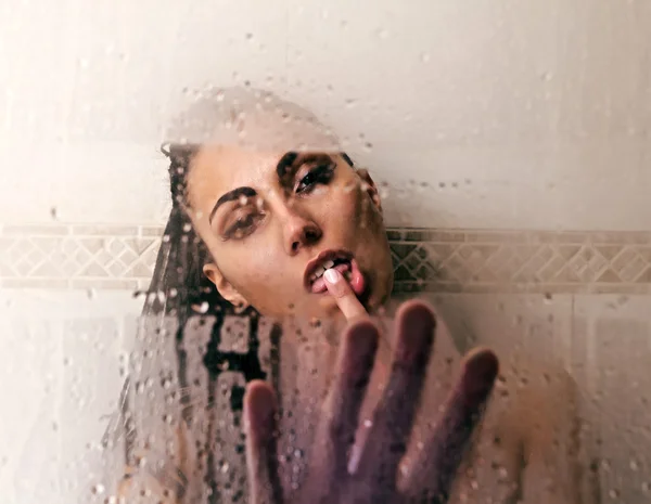 물 속에서 섹시 한 혹 백 혼혈 아 여자의 초상화. — 스톡 사진