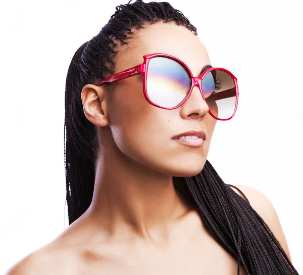 Bella donna mulatto moda che indossa occhiali da sole su uno sfondo bianco . — Foto Stock