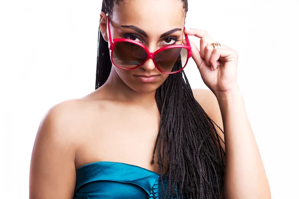 美しいファッションの混血女白い背景の上にサングラスを着用. — ストック写真