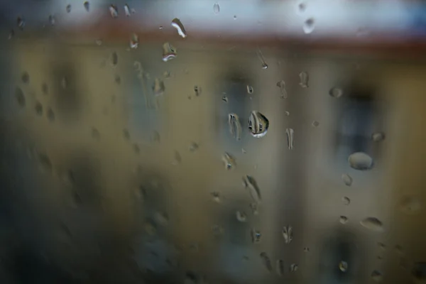 Yağmur damlaları ve bulutlu bir fırtınalı gökyüzü dışında ıslak penceresi — Stok fotoğraf