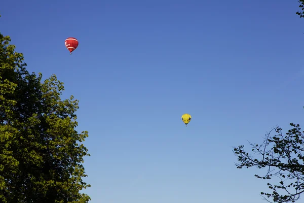 Hot-air balloons in the clean evening blue sky — Stock Photo, Image