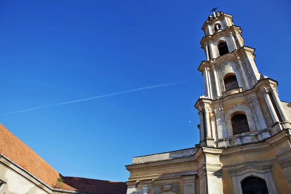 Türme einer alten katholischen Kirche ragen in den Himmel — Stockfoto