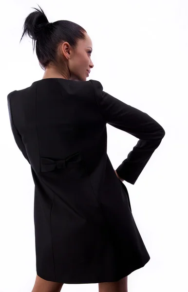 Κομψά μοντέρνα μελαχρινή γυναίκα στο μαύρο φόρεμα. — Φωτογραφία Αρχείου