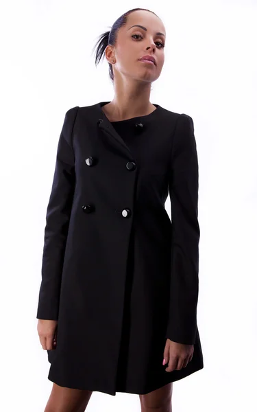Elegante brünette Frau auf schwarzem Kleid. — Stockfoto