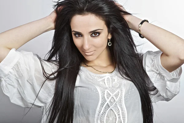 Armeense meisje met gezonde mooie lange haren in beweging. mode blik. — Stockfoto