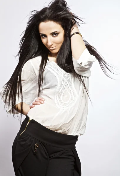 Вірменський дівчина з здорового красиві довге волосся в русі. мода вигляд. — стокове фото