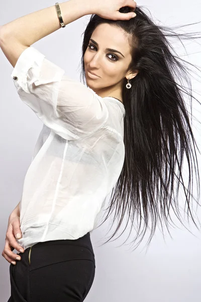 Menina armênia com cabelo longo bonito saudável em movimento. Look de moda . — Fotografia de Stock