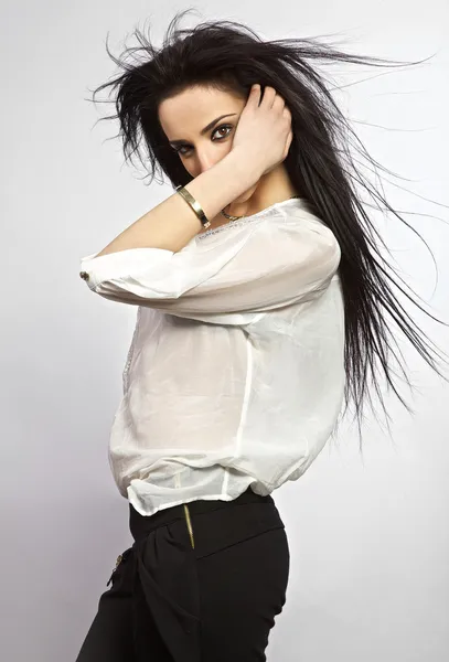Chica armenia con cabello largo hermoso y saludable en movimiento. Aspecto de moda . — Foto de Stock