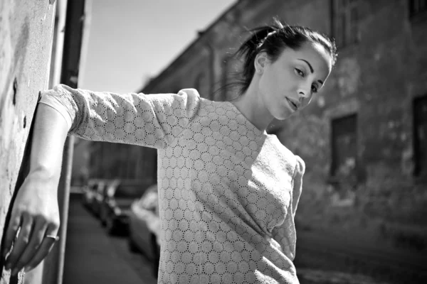 晴れた日の上を歩いて美しいブルネットの女性. — ストック写真