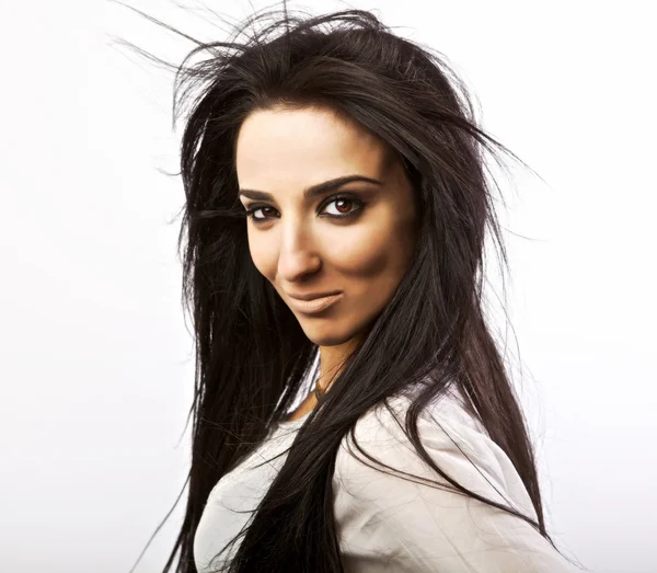 Ragazza armena con bei capelli lunghi sani in movimento. Look moda . — Foto Stock
