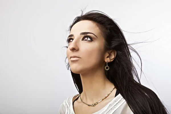 Örmény lány egészséges szép hosszú haja a mozgás. divat megjelenés. — Stock Fotó