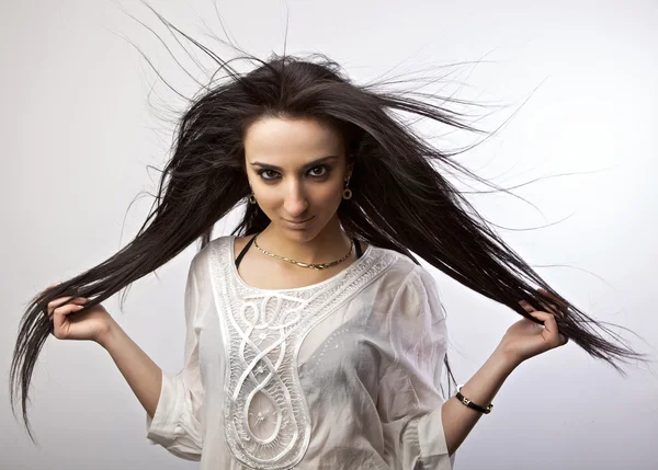 Вірменський дівчина з здорового красиві довге волосся в русі. мода вигляд. — стокове фото