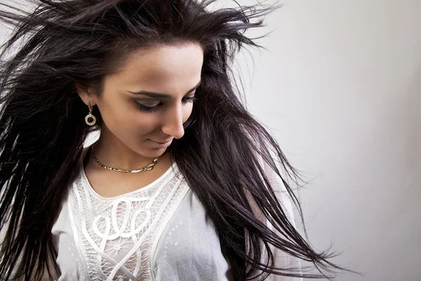 Armenisches Mädchen mit gesunden schönen langen Haaren in Bewegung. Mode-Look. — Stockfoto