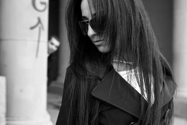 Jeune belle femme arménienne près du vieux mur. Femme et urbaine. Bonsoir. . — Photo