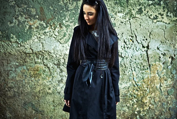 Young beautiful Armenian woman near old wall. Woman and urban. Evening. — Stock Photo, Image
