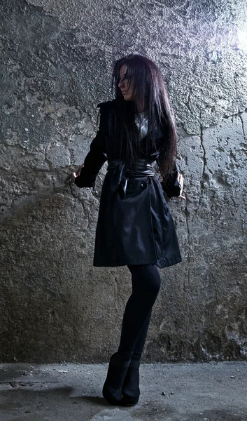 Junge schöne armenische Frau in der Nähe der alten Mauer. Frau und Stadt. Abend. — Stockfoto
