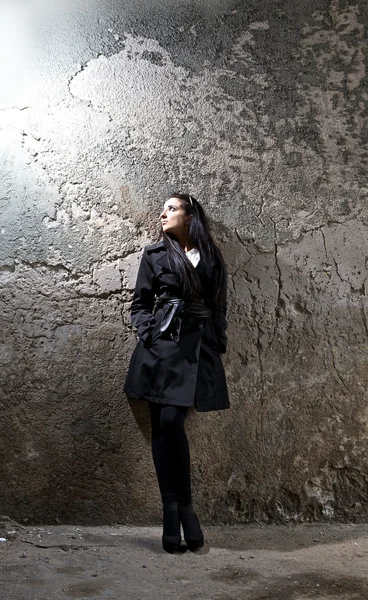 Unga vackra armeniska kvinna nära gamla väggen. kvinna och urban. kvällen. — Stockfoto