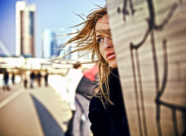 Attractive blond woman in downtown. — Stock Photo, Image