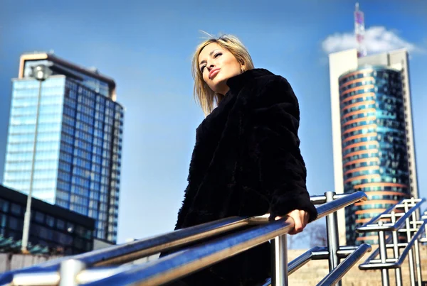 Belle femme blonde au centre-ville . — Photo
