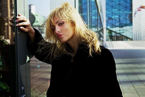 Attraktiv blond kvinna i centrala. — Stockfoto