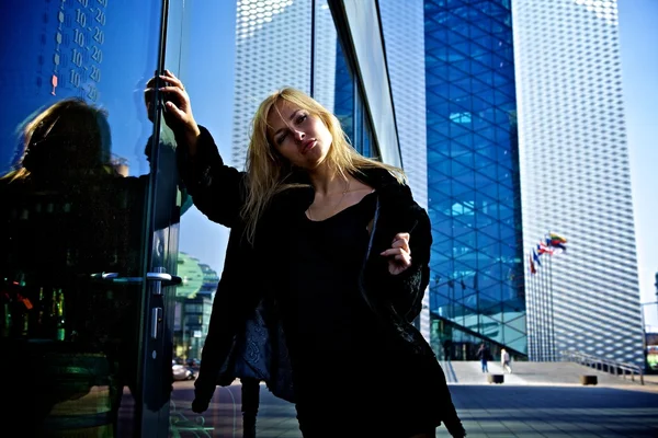 Piękna blondynka w pobliżu budynku ze szkła — Zdjęcie stockowe