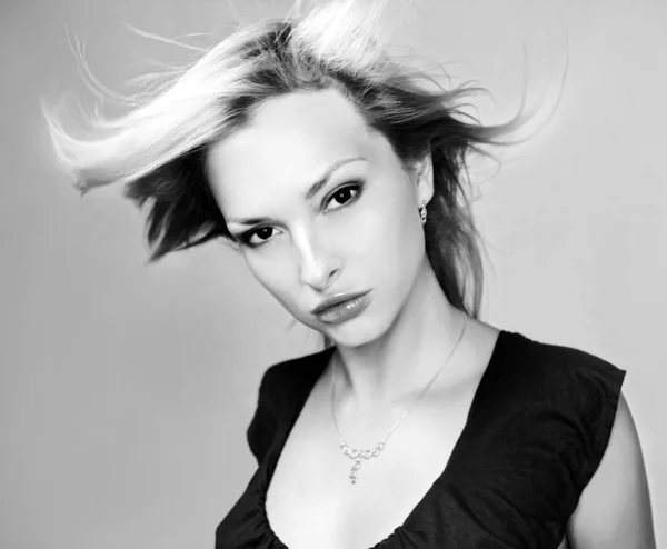 Junge blonde Frau porträt.Schwarz-Weiß-Foto. — Stockfoto