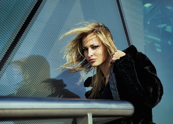 Piękna blondynka w pobliżu budynku ze szkła — Zdjęcie stockowe