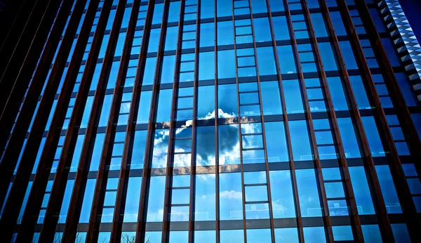 Reflejo de luz solar sobre edificio de vidrio — Foto de Stock