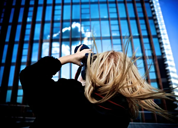 Reflexion des Sonnenlichts auf Glasgebäude — Stockfoto