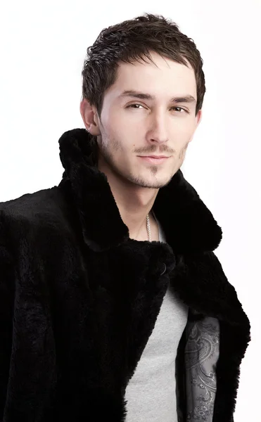 Homme en manteau de fourrure. Photo de mode . — Photo