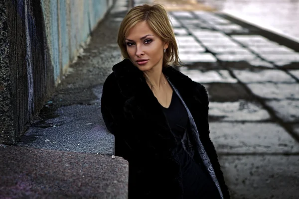 Blond flicka street mode porträtt. — Stockfoto