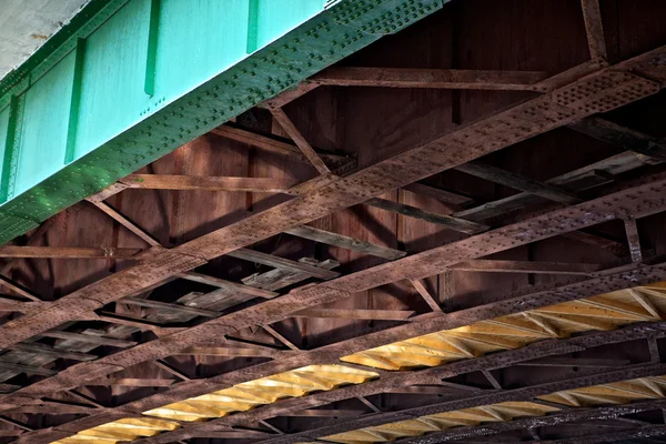 Under the bridge. Urban scene — Stock Photo, Image