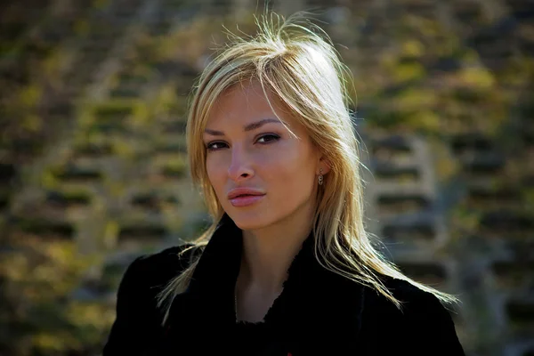 Blondes Mädchen Straßenmode Porträt. — Stockfoto