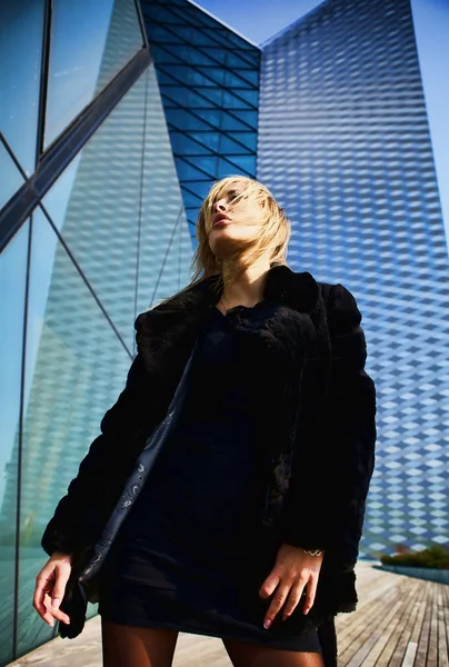 Attraktive blonde Frau in der Innenstadt. — Stockfoto